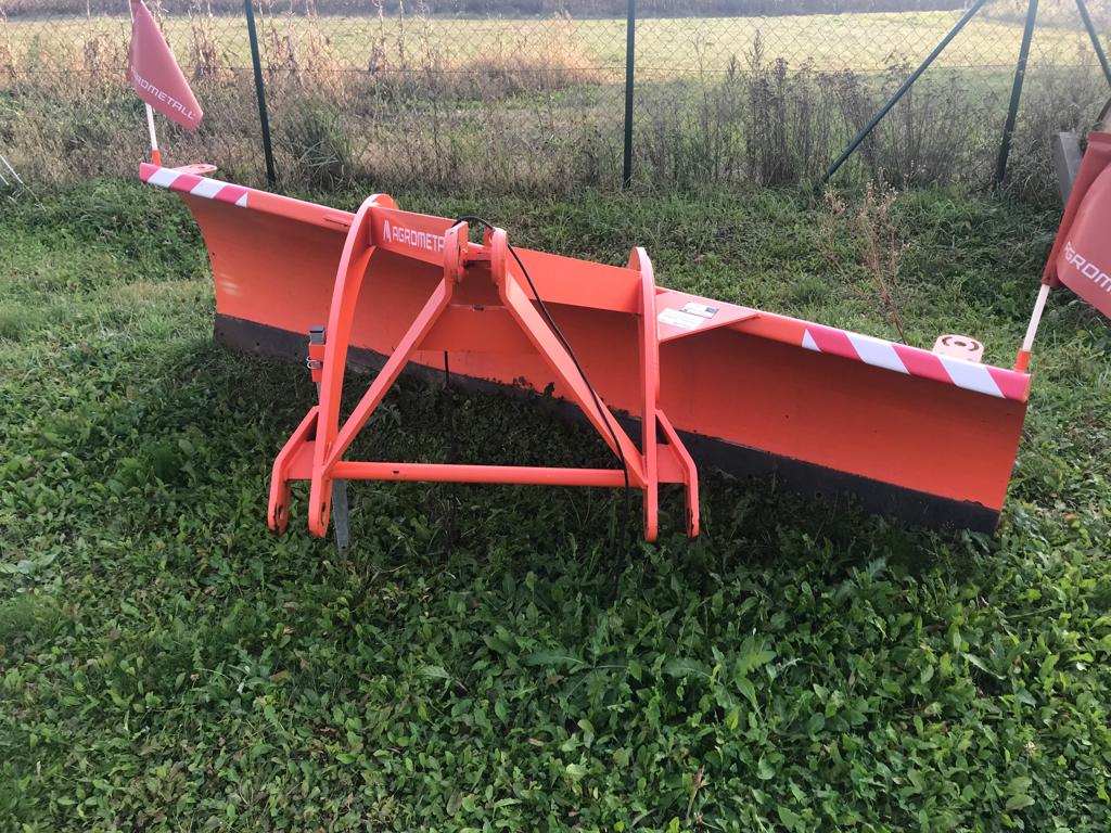 Radlica na odhŕňanie snehu pre zimnú údržbu areálov