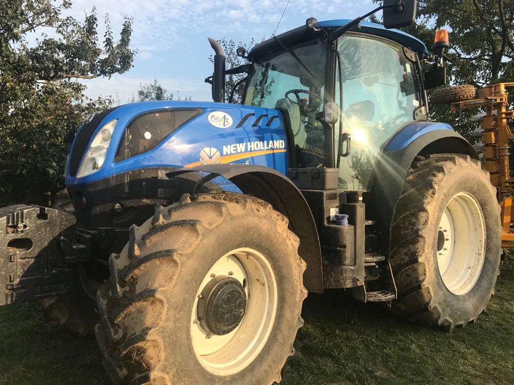 Traktor BKP group pri údržbe priemyselného areálu